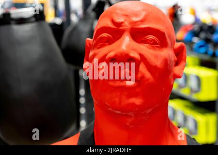 Eine Gummipuppe zum Boxen. Boxdummy-Kämpfer für das Kick-Training Stockfoto