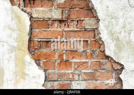 Alte Backsteinmauer Hintergrund. Rote Ziegelstruktur mit weißem beschädigtem Gips. Grunge rote Maurerwand Steinwand Textur Stockfoto