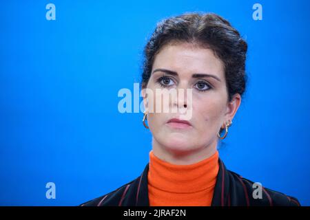 Berlin, Deutschland. 23. August 2022. Thordis Kolbrun Reykfjörd Gylfadottir, Außenministerin Islands, spricht nach ihrem Treffen mit Außenminister Baerbock im Auswärtigen Amt auf einer Pressekonferenz. Quelle: Bernd von Jutrczenka/dpa/Alamy Live News Stockfoto