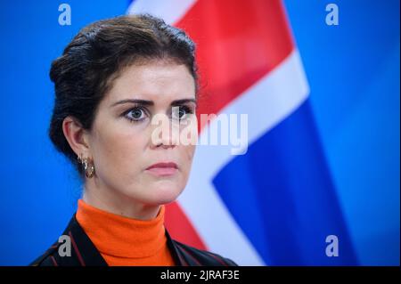 Berlin, Deutschland. 23. August 2022. Thordis Kolbrun Reykfjörd Gylfadottir, Außenministerin Islands, spricht nach ihrem Treffen mit Außenminister Baerbock im Auswärtigen Amt auf einer Pressekonferenz. Quelle: Bernd von Jutrczenka/dpa/Alamy Live News Stockfoto