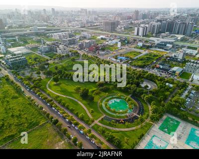 Taichung City, Taiwan - 23. Aug 2022 : Luftaufnahme des Taichung Nanxing Parks, Taichung Metro Beitun Distrikt in Sonnenuntergangszeit. Stockfoto