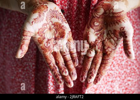 Frauen, die Henna auf die Hand tragen Stockfoto