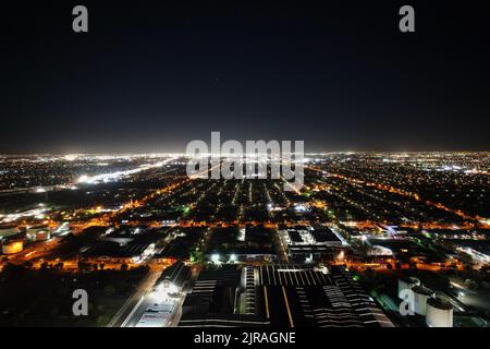 Eine Luftaufnahme des Stadtbildes Melbourne, umgeben von Gebäuden in der Nacht Stockfoto