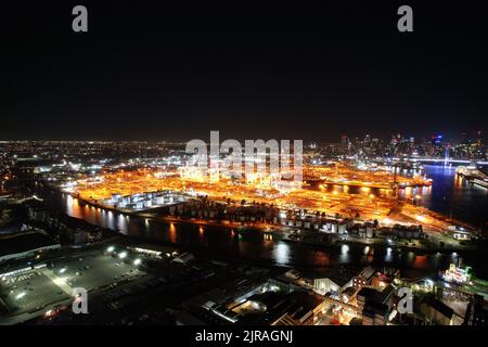 Eine Luftaufnahme des Stadtbildes Melbourne, umgeben von Gebäuden in der Nacht Stockfoto
