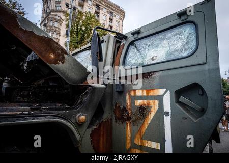 Ein „Z“-Schild, das auf dem Wrack eines russischen gepanzerten Fahrzeugs in Kiew, Ukraine, zu sehen ist. Zum bevorstehenden Unabhängigkeitstag der Ukraine und fast 6 Monate nach der umfassenden Invasion der Ukraine am 24. Februar veranstaltet die Hauptstadt Kiew eine Ausstellung auf der Hauptstraße der Chreschajtk-Straße, in der mehrere zerstörte Militärgeräte, Panzer, Und Waffen der Streitkräfte der Russischen Föderation (AFRF). Als am 24. Februar die vollständige russische Invasion der Ukraine begann, hat der Krieg zahlreiche Zivilisten und Soldaten getötet, fast 9000 ukrainische Militärangehörige wurden getötet Stockfoto