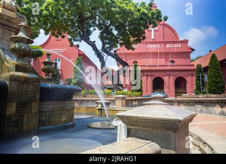 Malacca, Malaysia - 10. August 2022: Christ Church im Zentrum von Melaka. Die älteste funktionierende evangelische Kirche in Malaysia. Vorbei an der historischen Stockfoto