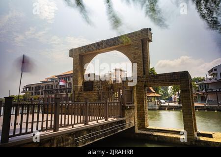 Malacca, Malaysia - 10. August 2022: Melaka Sultanate Watermill derzeit leider ohne Rad. Alles, was übrig bleibt, ist die tragende Struktur Stockfoto