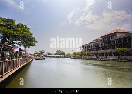 Malacca, Malaysia - 10. August 2022: Entlang des Flusses Melaka mit den alten, bunt bemalten Häusern. Bars und Restaurants säumen den Flusslauf. L Stockfoto