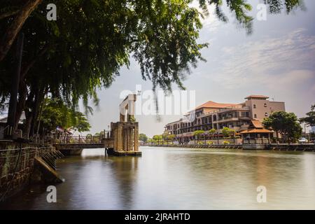 Malacca, Malaysia - 10. August 2022: Melaka Sultanate Watermill derzeit leider ohne Rad. Alles, was übrig bleibt, ist die tragende Struktur Stockfoto