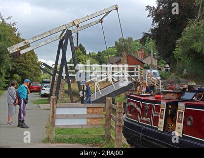 Das traditionelle Schiff Frederick William CR 47756 an der offenen Bascule-Brücke, Tal von Llangollen, Trevor, Llangollen, Wales, UK, LL20 7TP Stockfoto