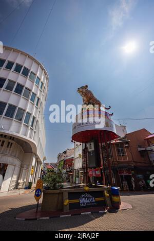 Malacca, Malaysia - 10. August 2022: Kreisverkehr am Eingang zur Jonker Street oder Jonker Walk. Im Zentrum von Melaka, der Chinatown Gegend. Bei n Stockfoto