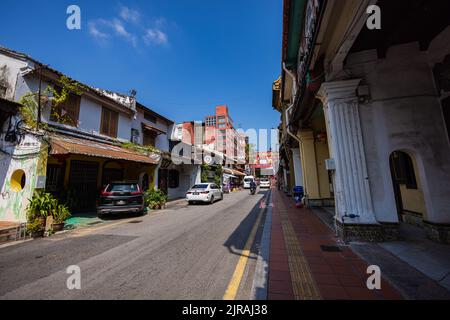 Malacca, Malaysia - 10. August 2022: Die Jonker Street im Zentrum von Melaka. Einer der bekannten bunt dekorierten und ziemlich lauten Rikschas, Stockfoto