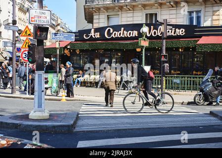 PARIS, FRANKREICH - 6. APRIL 2018: Pariser und Touristen auf den Straßen der Stadt Stockfoto