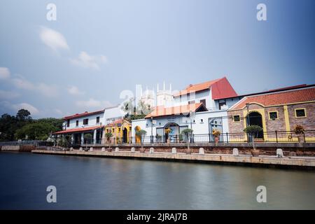 Malacca, Malaysia - 10. August 2022: Entlang des Flusses Melaka mit den alten, bunt bemalten Häusern. Bars und Restaurants säumen den Flusslauf. L Stockfoto