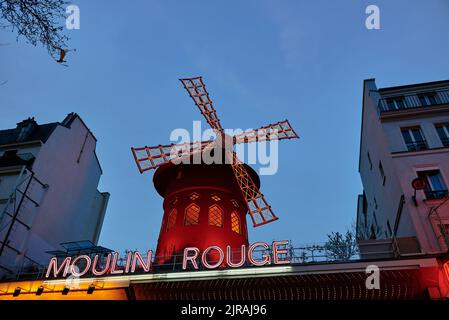 PARIS, FRANKREICH - 7. APRIL 2018: Moulin Rouge ist das berühmte Kabarett der Stadt Stockfoto