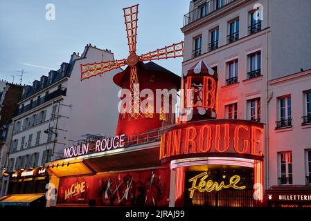 PARIS, FRANKREICH - 7. APRIL 2018: Moulin Rouge ist das berühmte Kabarett der Stadt Stockfoto