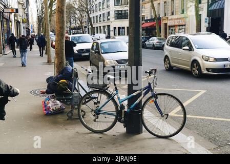 PARIS, FRANKREICH - 6. APRIL 2018: Pariser und Touristen auf den Straßen der Stadt Stockfoto