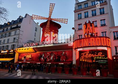 PARIS, FRANKREICH - 7. APRIL 2018: Moulin Rouge ist das berühmte Kabarett der Stadt Stockfoto