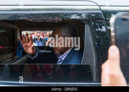 Putrajaya, Malaysia. 23. August 2022. Der ehemalige stellvertretende Premierminister und UMNO-Präsident Zahid Hamidi verlässt das Gerichtsgebäude nach der Gerichtsentscheidung. Das oberste Gericht Malaysias bestätigte die Verurteilung des ehemaligen Premierministers Najib Razak und die 12-jährige Haftstrafe wegen Korruption im Finanzskandal von 1MDB. Kredit: SOPA Images Limited/Alamy Live Nachrichten Stockfoto