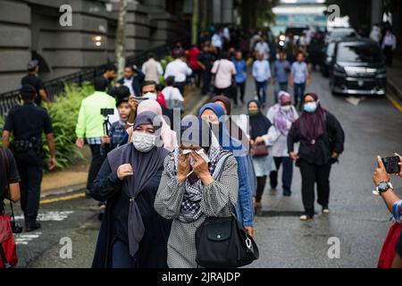 Putrajaya, Malaysia. 23. August 2022. Anhänger des ehemaligen Premierministers von Malaysia, Najib Razak, reagieren nach der Gerichtsentscheidung vor dem Gerichtsgebäude. Das oberste Gericht Malaysias bestätigte die Verurteilung des ehemaligen Premierministers Najib Razak und die 12-jährige Haftstrafe wegen Korruption im Finanzskandal von 1MDB. Kredit: SOPA Images Limited/Alamy Live Nachrichten Stockfoto