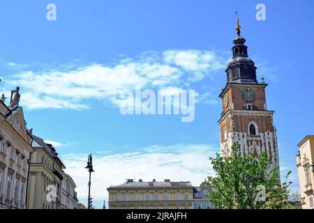 Der Rathausturm ist einer der Hauptpunkte des Hauptmarktplatzes in der Altstadt. Stockfoto