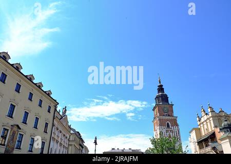 Der Rathausturm ist einer der Hauptpunkte des Hauptmarktplatzes in der Altstadt. Stockfoto