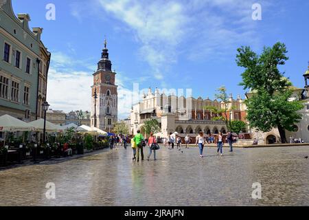 KRAKAU, POLEN - 8. MAI 2018: Der Rathausturm ist einer der Hauptpunkte des Hauptmarktes in der Altstadt. Stockfoto