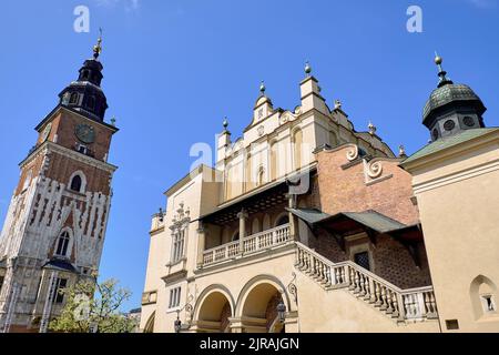 Der Rathausturm ist einer der Hauptpunkte des Hauptmarktplatzes in der Altstadt. Stockfoto