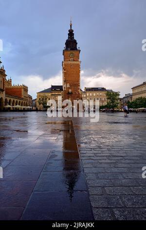 Der Rathausturm ist einer der Hauptpunkte des Hauptmarktplatzes in der Altstadt. Stockfoto