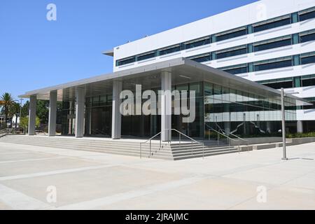 SANTA ANA, KALIFORNIEN - 22. AUGUST 2022: Der Vorstandssaal im Orange County Hall of Administration Gebäude im Civic Center Bereich der Innenstadt Stockfoto