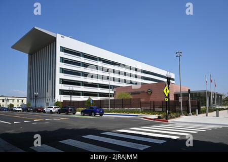 SANTA ANA, KALIFORNIEN - 22. AUGUST 2022: Das Orange County Hall of Administration Gebäude im Civic Center Bereich der Innenstadt von Santa Ana. Stockfoto