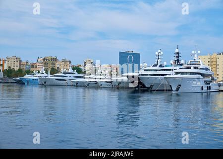 BARCELONA, SPANIEN -18. MAI 2018: Luxusyachten im Hafen Stockfoto