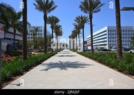 SANTA ANA, KALIFORNIEN - 22. AUGUST 2022: Das Orange County Hall of Administration Gebäude im Civic Center. Stockfoto