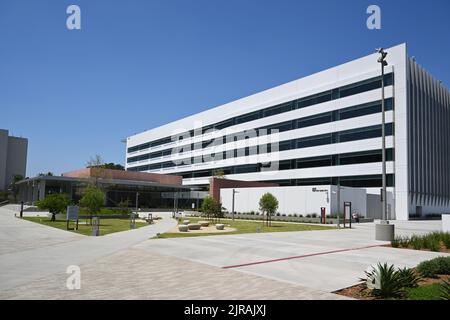 SANTA ANA, KALIFORNIEN - 22. AUGUST 2022: Das Orange County Hall of Administration Gebäude im Civic Center Bereich der Innenstadt von Santa Ana. Stockfoto