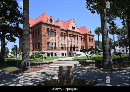 SANTA ANA, KALIFORNIEN - 22. AUGUST 2022: Das historische Wahrzeichen Old Orange County Courthouse in der Innenstadt von Santa Ana Stockfoto