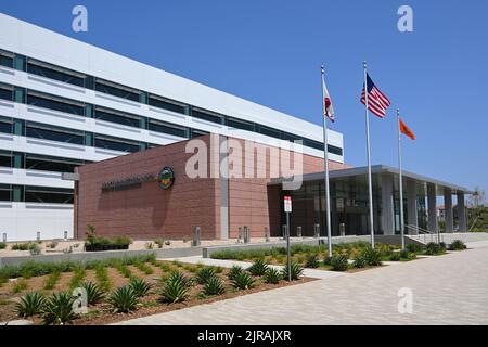 SANTA ANA, KALIFORNIEN - 22. AUGUST 2022: Das Orange County Hall of Administration Gebäude im Civic Center Bereich der Innenstadt von Santa Ana. Stockfoto