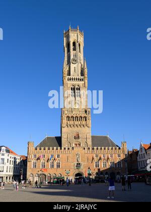 Brügge, Belgien - 5. Juli 2022: Der Belfried von Brügge an einem sonnigen Sommertag, blauer Himmel Stockfoto