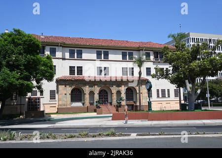 SANTA ANA, KALIFORNIEN - 22. AUGUST 2022: Das historische YMCA-Gebäude in der Innenstadt von Santa Ana. Stockfoto