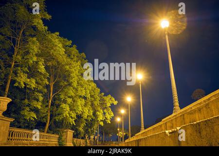 Sommerpark in Barcelona bei Nacht Stockfoto