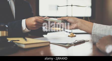 Geschäftsperson Angebot von schwarzem Geld im Austausch für eine Genehmigung in den Deal. Konzepte von Korruption und Bestechungsbekämpfung Stockfoto