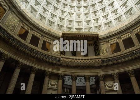 Pantheon-ähnliche Innenausstattung der römisch-katholischen neoklassischen Kirche Basilica reale Pontificia San Francesco da Paola auf dem Plebiscito-Platz Neapel, Italien. Stockfoto