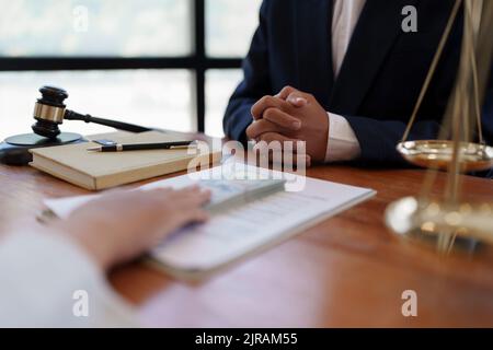 Anwalt lehnt Angebot von schwarzem Geld im Austausch für eine Genehmigung in den Deal. Konzepte von Korruption und Bestechungsbekämpfung Stockfoto