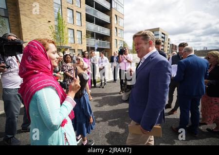 Wohnungsminister Darragh O'Brien spricht mit Haleema Sadia während der offiziellen Eröffnung von 118 neuen Miethäusern im Westen Dublins. Etwa 74 der Häuser sind in der Kilcarbery Grange-Regelung in Clondalkin und weitere 44 sind in Parklands-Entwicklung in Citywest. Bilddatum: Dienstag, 23. August 2022. Stockfoto