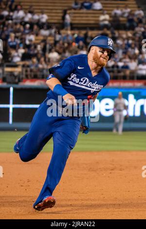 Los Angeles Dodgers Dritter Baseman Justin Turner (10) Runden dritte Basis während eines MLB-Spiels gegen die Milwaukee Brewers, Montag, 22. August 2022, bei Do Stockfoto