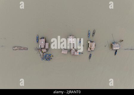 Kalabogi, Bangladesch. 18. August 2022. (ANMERKUNG DER REDAKTION: Aufnahme mit Drohne) Luftaufnahme des Dorfes Kalabogi während der Flut in Khulna. Vor nicht allzu langer Zeit war Kalabogi, ein Küstendorf in Bangladesch, voller anbauflächiger Flächen, bis der steigende Meeresspiegel das Gebiet bis zur Bucht von Bengalen verschlang. Seit Ende des Jahres 1990s sind das Dorf von häufigen Wirbelstürmen und Überschwemmungen heimgesucht worden. Im Jahr 2009 zerstörte ein großer Wirbelsturm namens Aila die 1.400 Kilometer Böschungen, 8.800 Kilometer Straßen und etwa 3 50.000 Hektar Ackerland des Landes. Mehrere hundert Menschen seien dabei getötet worden Stockfoto