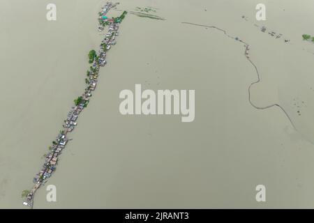 Kalabogi, Bangladesch. 18. August 2022. (ANMERKUNG DER REDAKTION: Aufnahme mit Drohne) Luftaufnahme des Dorfes Kalabogi während der Flut in Khulna. Vor nicht allzu langer Zeit war Kalabogi, ein Küstendorf in Bangladesch, voller anbauflächiger Flächen, bis der steigende Meeresspiegel das Gebiet bis zur Bucht von Bengalen verschlang. Seit Ende des Jahres 1990s sind das Dorf von häufigen Wirbelstürmen und Überschwemmungen heimgesucht worden. Im Jahr 2009 zerstörte ein großer Wirbelsturm namens Aila die 1.400 Kilometer Böschungen, 8.800 Kilometer Straßen und etwa 3 50.000 Hektar Ackerland des Landes. Mehrere hundert Menschen seien dabei getötet worden Stockfoto