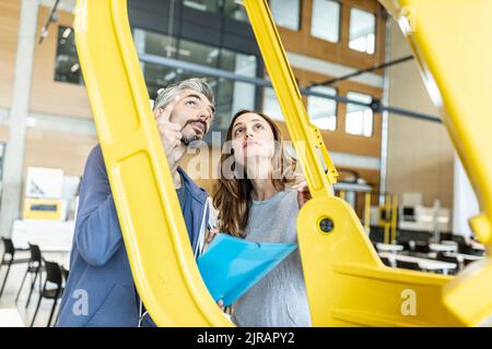 Ingenieure in der Fabrik untersuchen Industrieroboter Stockfoto