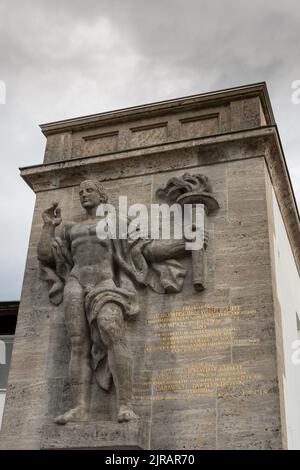 Olympiafackellenträger am Eingangsportal, Olympiastadion, Austragungsort der Winterspiele 1936, Kreis Garmisch-Partenkirchen, Oberbayern, Bayern, Deutschland Stockfoto