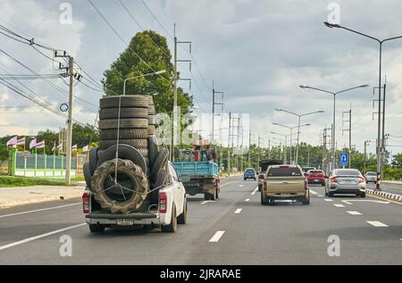 Ein überlasteter Pickup-Truck, der gebrauchte Gummireifen zum Recycling mit sich führt und in Thailand aufgenommen wurde. Stockfoto