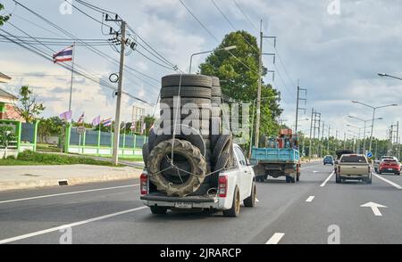 Ein überlasteter Pickup-Truck, der gebrauchte Gummireifen zum Recycling mit sich führt und in Thailand aufgenommen wurde. Stockfoto